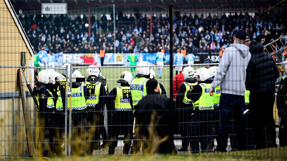 Ett antal kravallutrustade poliser övervakar matchen mellan Malmö FF och Bröndby på Malmö IP på söndagen.