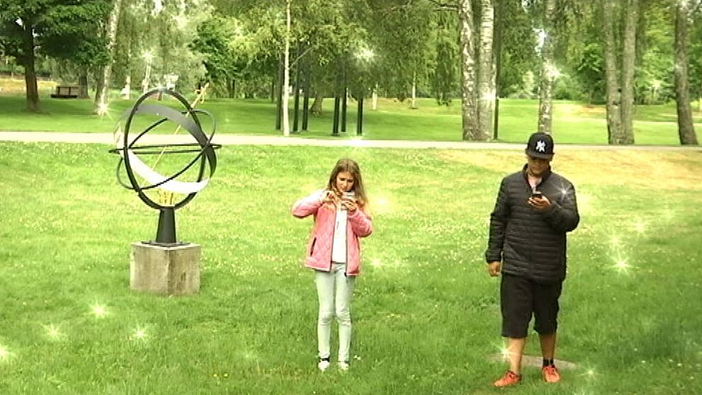 Familjen Gracia Baumkircher är ute och fångar Pokémons i Sandgrundsparken i Karlstad.