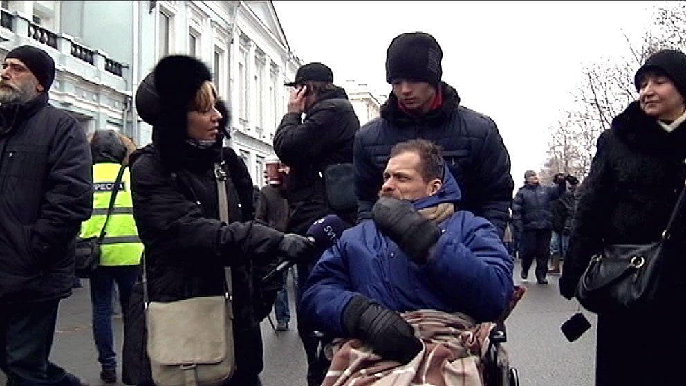 SVT:s korrespondent Elin Jönsson vid demonstrationerna i Moskva mot nya adoptionslagen. Anton Koposov/SVT