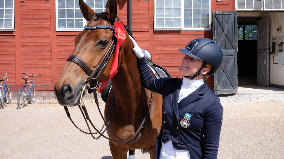 Alva Lander med sin häst ”Herbie”. Tillsammans har de goda chanser att tävla på Sweden International Horse Show senare i höst.