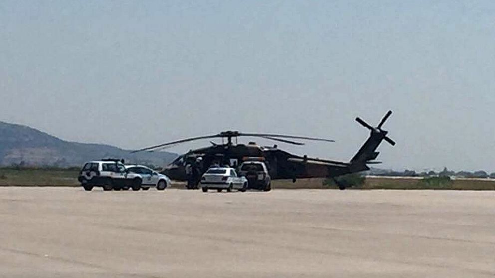 Grekisk polis undersöker en helikopter som landat i Alexandroupolis, där åtta personer landat i en militärhelikopter och sökt asyl.