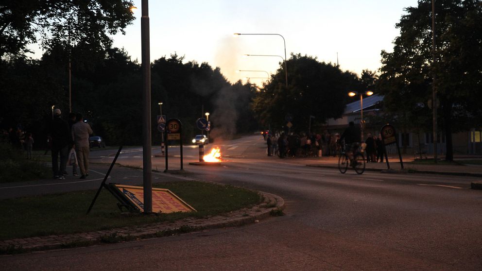 Orolig stämning i Gottsunda under fredagskvällen.