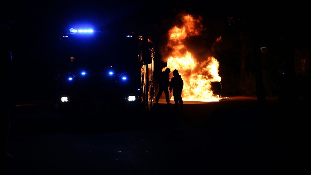 Räddningstjänsten släcker en bilbrand i Stenhagen under lördagsnatten.