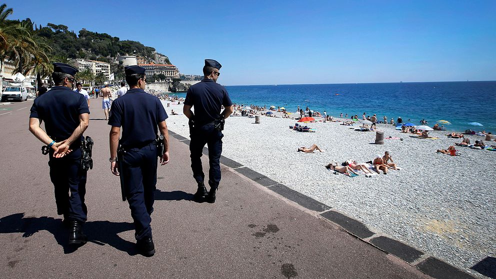 Poliser på strandpromenaden i Nice.