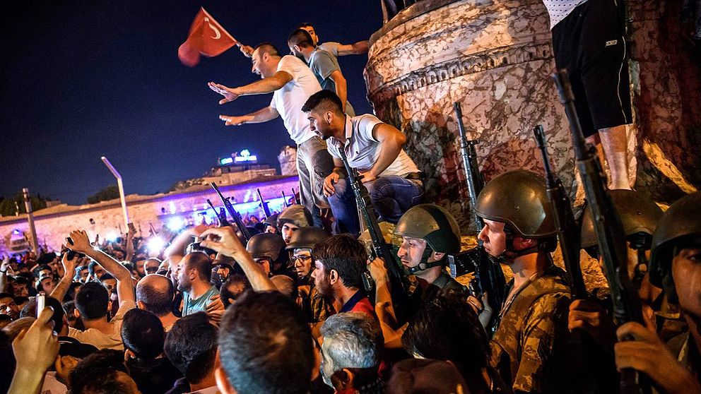 Turkiska soldater står beväpnade vid Taksimtorget i Istanbul, den 16 juli.