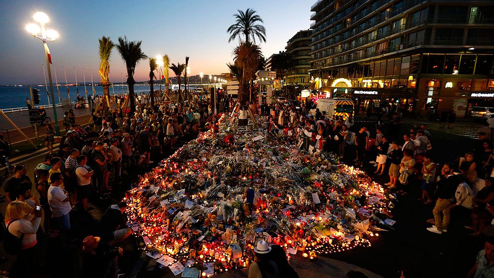 Människor samlas och lägger ljus och blommor för att hedra offren efter terrordådet i Nice.