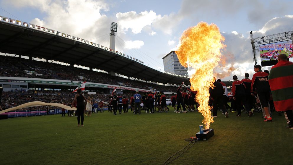 Tre tjejer omringades och antastades i folkhavet efter Gothia Cup-invigningen på Ullevi i Göteborg.