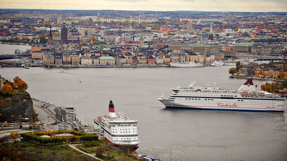 Flygbild över inloppet till Stockholm med Gamla stan. Till vänster i förgrunden syns Fåfängan.