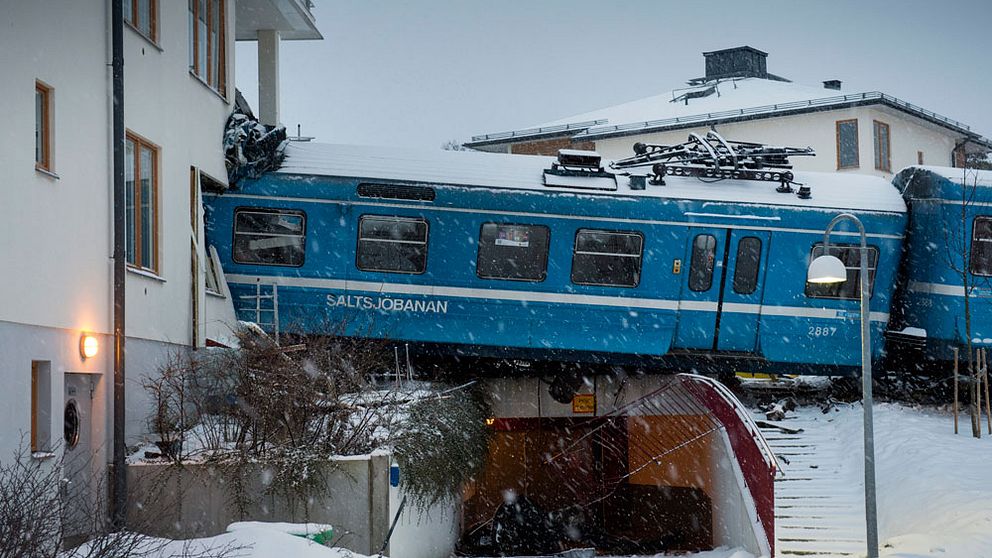 Tågvagn som är halvvägs in i bostadshus