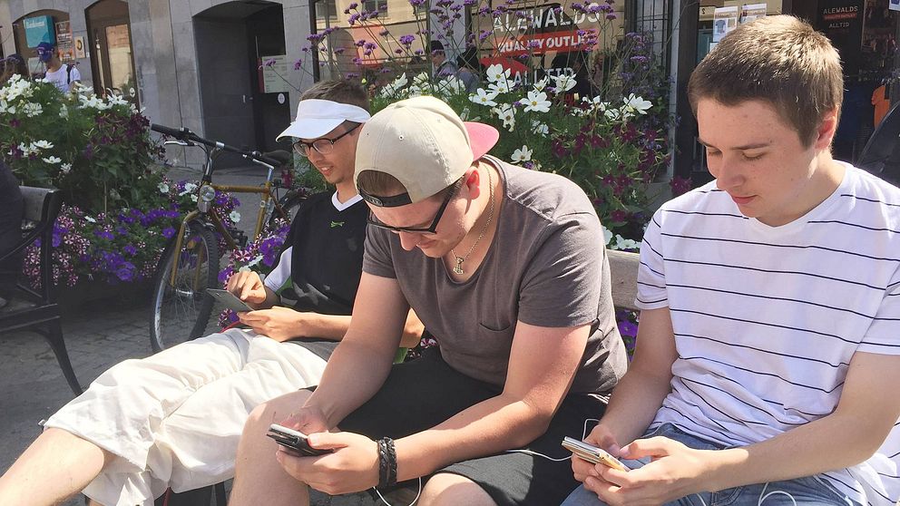 Andreas  Persson Stenberg och brorsorna Markus och Erik Ljungqvist sitter och väntar på Pokémon figurer.