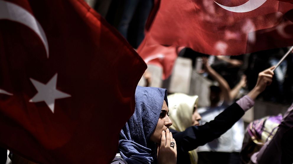 En Erdogan-supporter på en demonstration i Turkiets huvudstad Istanbul.