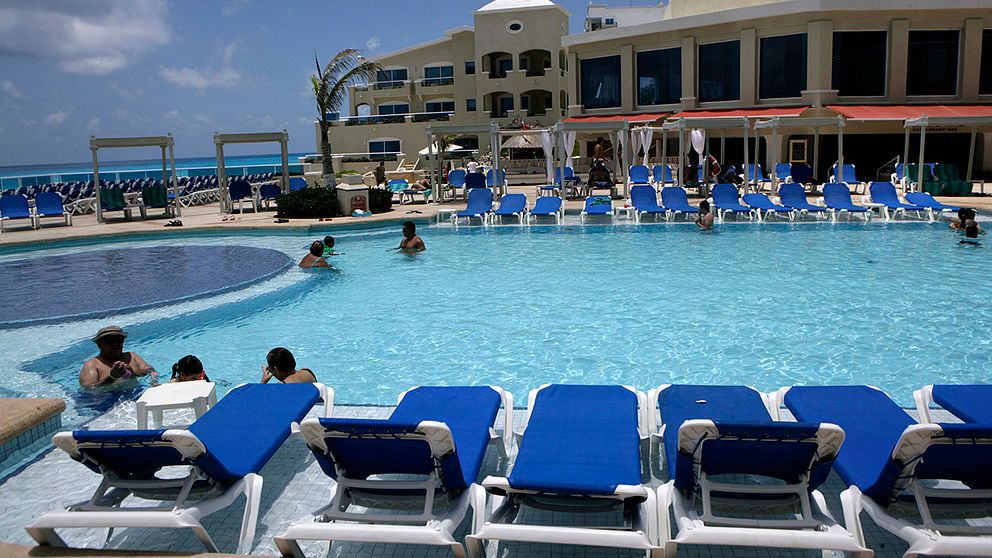Resenärer som betalat för hotell via företaget Lowvosttravelgroup riskerar att tvingas betala dubbelt för sin vistelse. På bilden en bassäng vid ett hotell i Cancun i Mexiko.