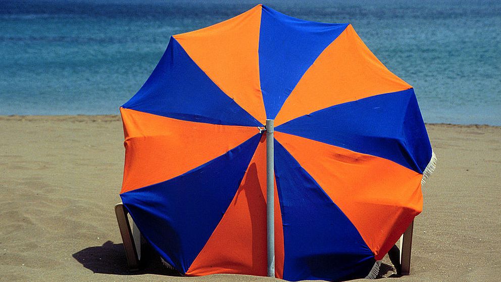 parasoll på solstrand