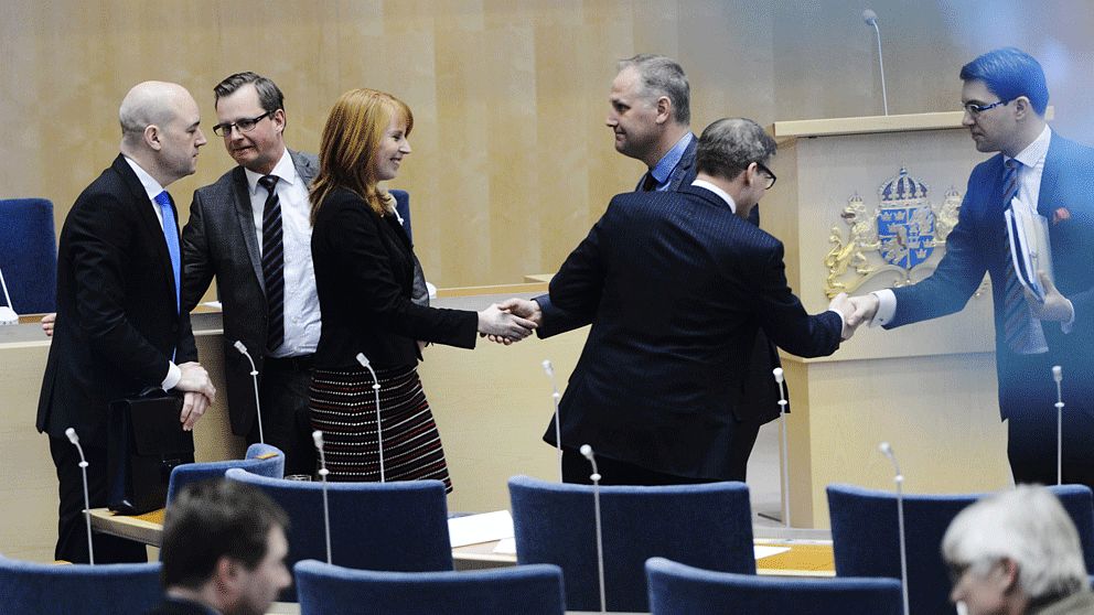 Partiledarna tackar varandra efter debattens slut. Foto: Scanpix