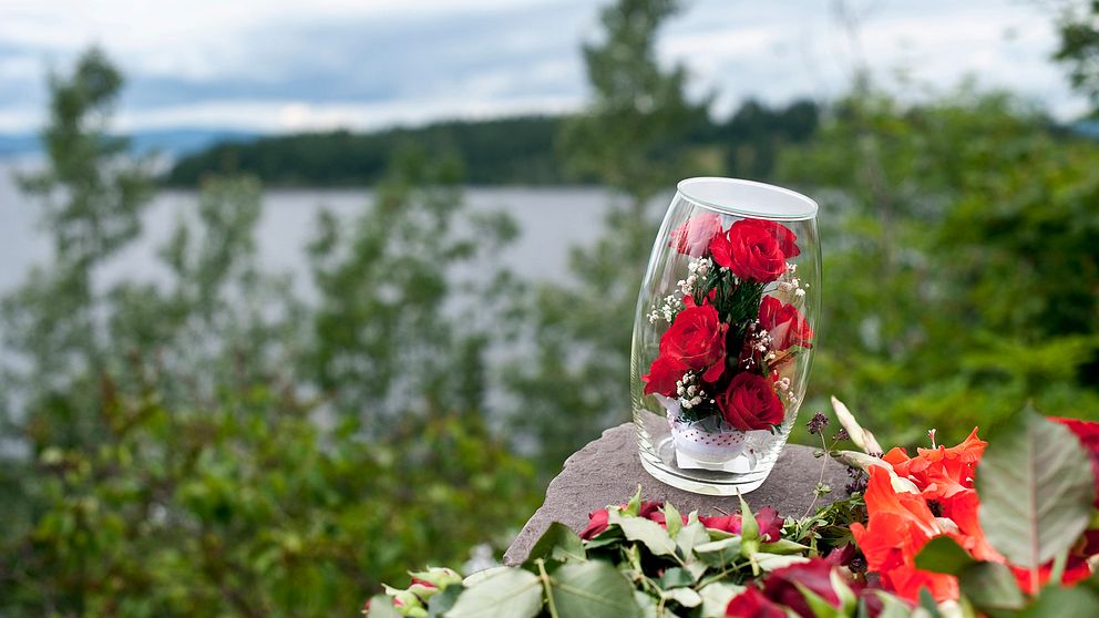 Blommor har placerats på en sten på en klippa utanför Utöya för att hedra offren efter fredagens massaker.