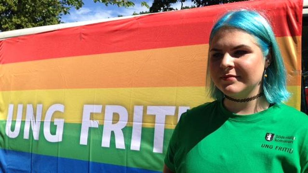 Åke Lindgren framför Ung fritids Prideflagga