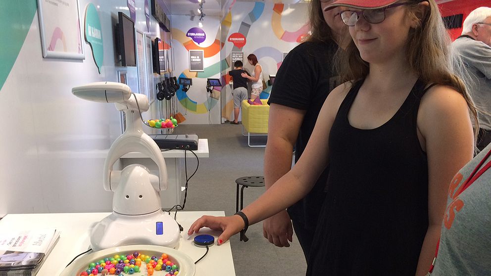 11-åriga Lea provar en ätrobot.