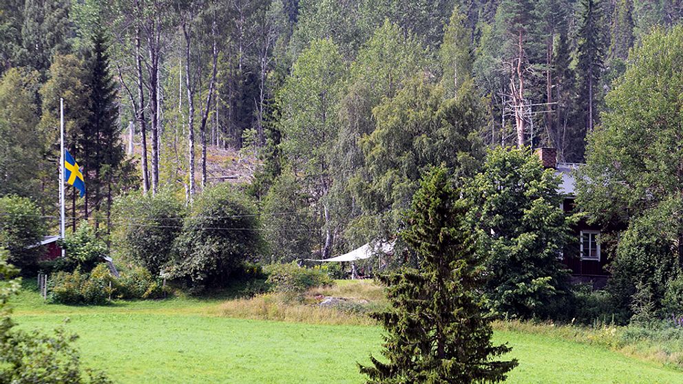 Flaggan vajar på halv stång på familjen Fälldins gård i Ramvik.