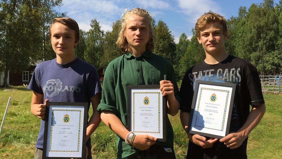 Elias Johansson, Jonatan Gilså och Oliver Sundström prisades för sin insats vid gårdagens drunkningsolycka i Niemisel.