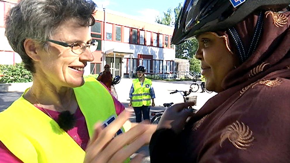 Dorothea Lagrange är ST läkare på Hälsocentralen i Sätra och hon uppmärksammade att det fanns många kvinnor som inte kunde cykla, men som gärna ville det. Sedan mitten av april har hon, med hjälp av andra volontärer, lärt ut cykling två gånger i veckan.