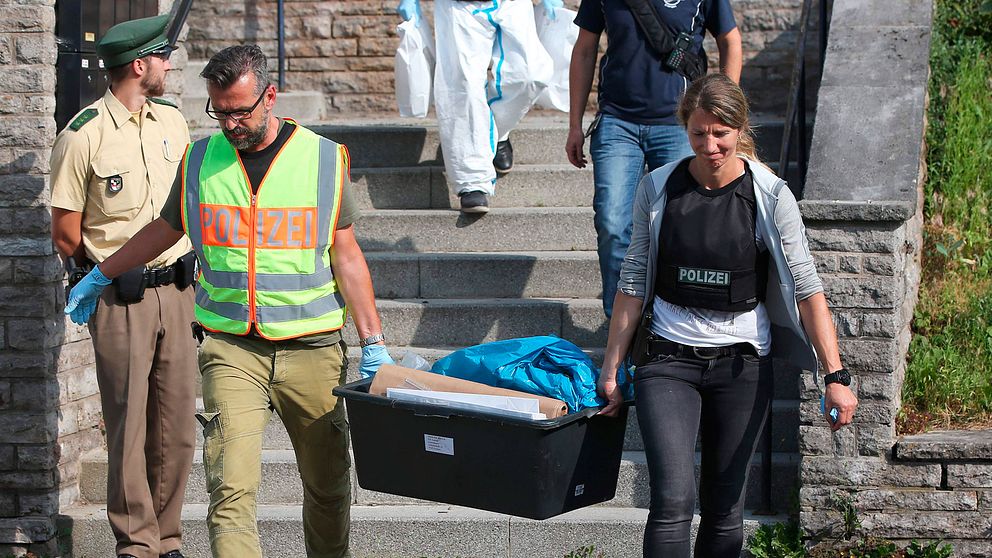 Polis bär ut saker från flyktingboendet där den 27-årige gärningsmannen bodde i Ansbach, Tyskland. I bostaden hittades bland annat material för att tillverka bomber.