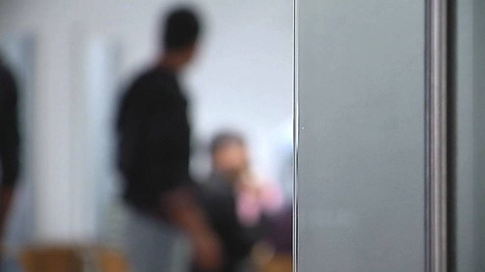 Bild från hvb-hem med ungdomar i oskärpa