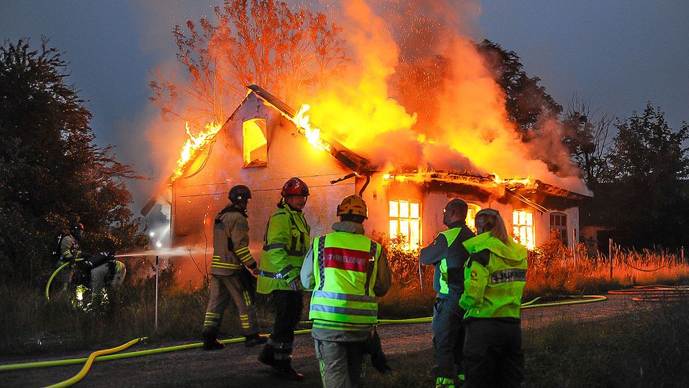 En kraftig brand förstörde en villa i Äsperöd