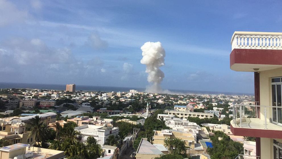 Två explosioner har skakat Mogadishu på tisdagen. Flera har dött i attackerna.