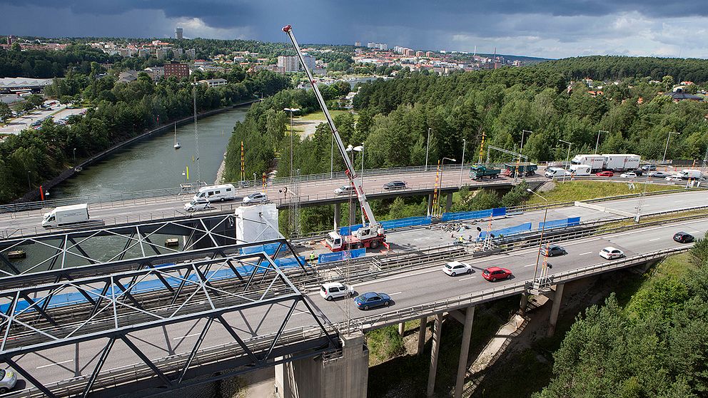 Översiktsbild av motorvägsbron i Södertälje som repareras.