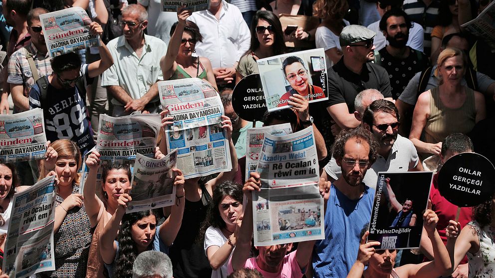 Människor demonstrerar mot gripandet av journalister i Istanbul.
