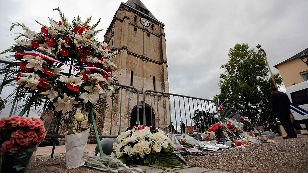 Blommor utanför kyrkan i Saint-Etienne-du-Rouvray i norra Frankrike, efter dådet i tisdags.