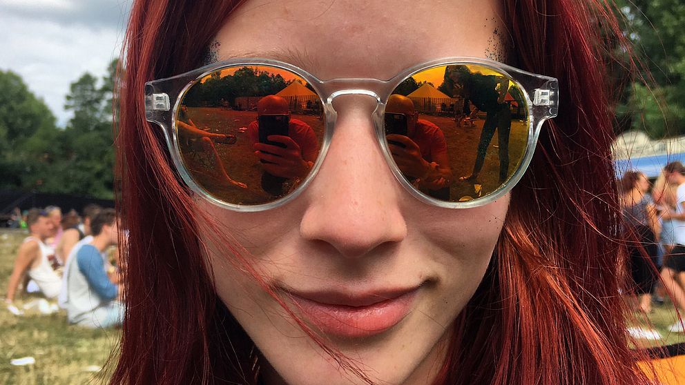 Närbild på tjej med speglande solglasögon
