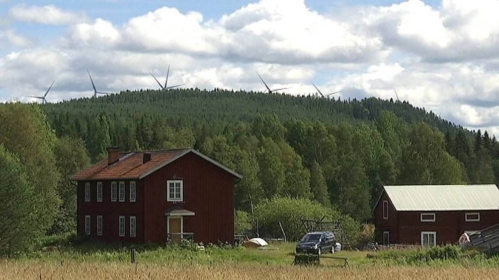 Vindkraftverk syns i fjärran från Sörviken by
