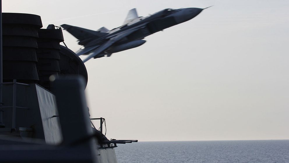 Det ryska attackplanet som flyger nära det amerikanska fartyget.