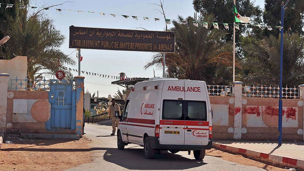 En ambulans anländer till ett sjukhus i närheten av gasanläggningen där gisslandramat i algeriska al Amenas ägde rum.