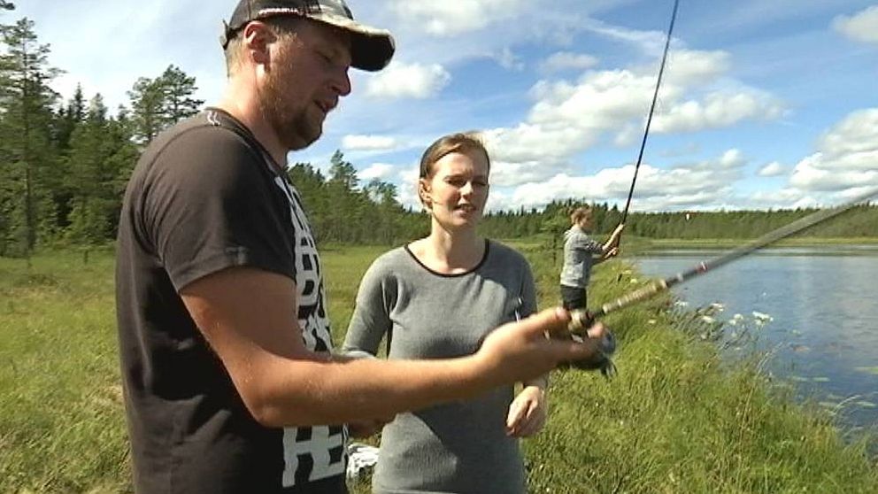 Tre personer fiskar med kastspö vid en skogstjärn.
