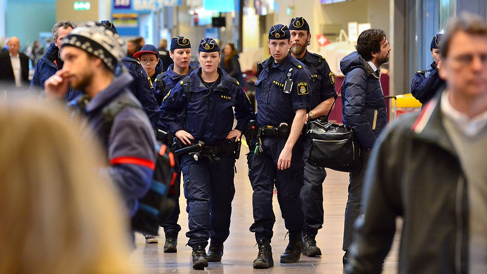 Poliser patrullerar Arlanda, bilden är tagen den 22 mars 2016.