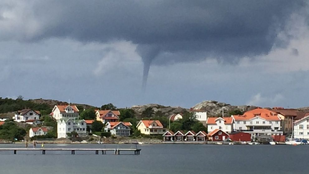 Tromb syns över berget vid en fiskeby i Bohuslän.