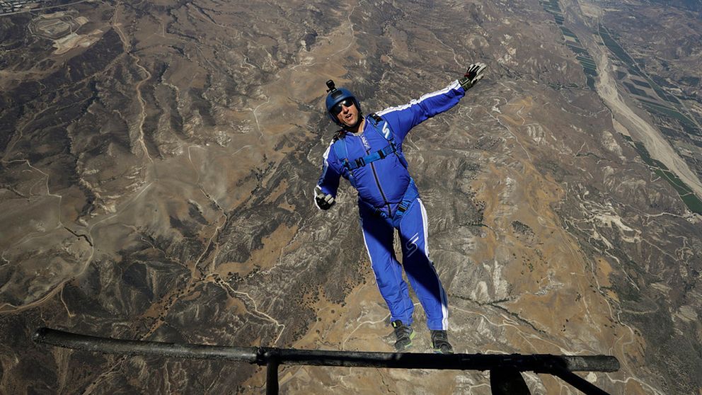 Fallskärmshopparen Luke Aikins hoppar från en helikopter under sin träning inför att hoppa från drygt 7 600 meters höjd utan fallskärm.