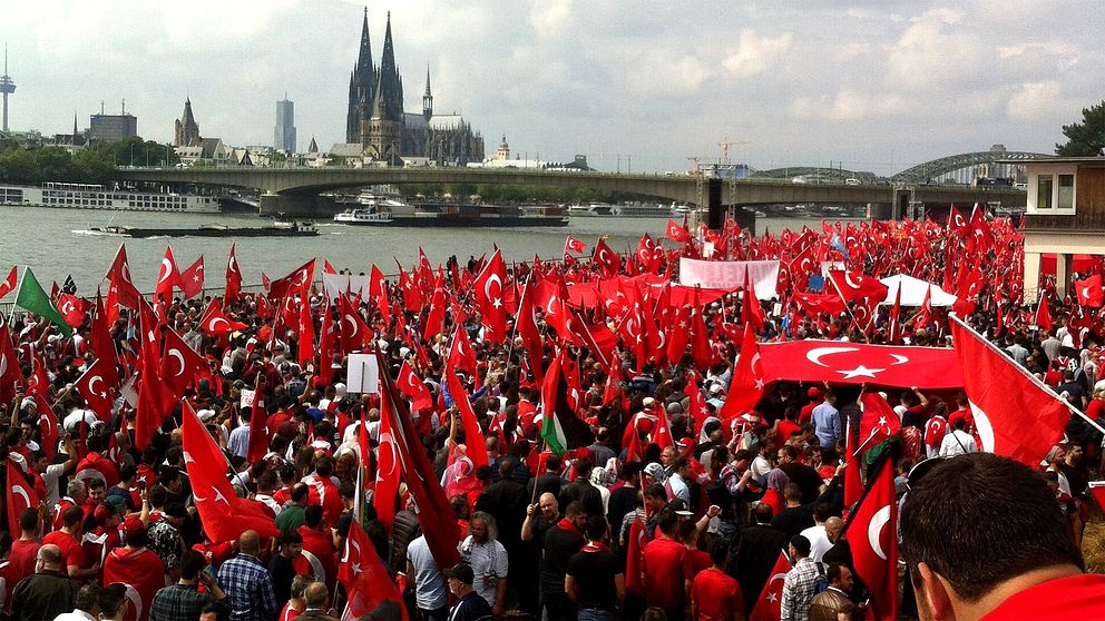 20.000 personer samlades för att hylla Erdogan och demonstrera mot kuppförsöket i Köln på söndagen.