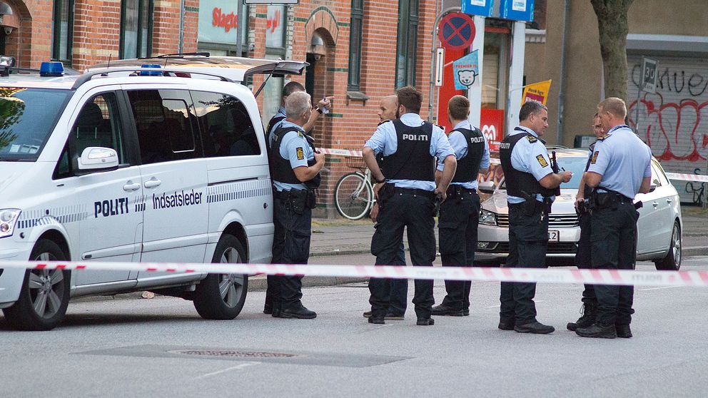 Gärningsmännen är på fri fot efter att två personer skottskadats i Köpenhamn.