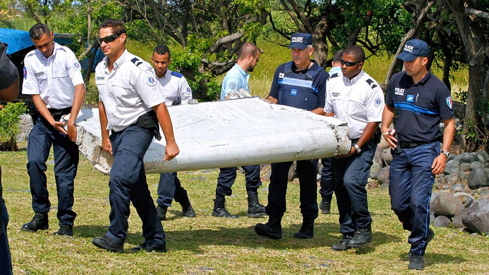 Fransk polis på ön Réunion i Indiska oceanen bär den upphittade vingklaffen efter att den spolats i land på ön förra sommaren. Arkivbild.