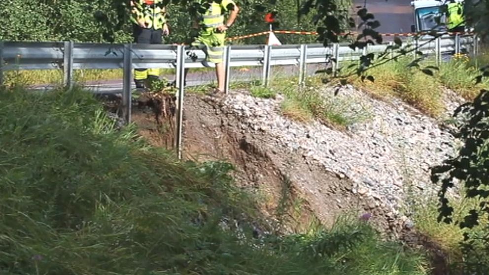 Länsväg 583 vid Lennheden norr om Borlänge i Dalarna underminerades efter kraftigt regn den 25 juli.