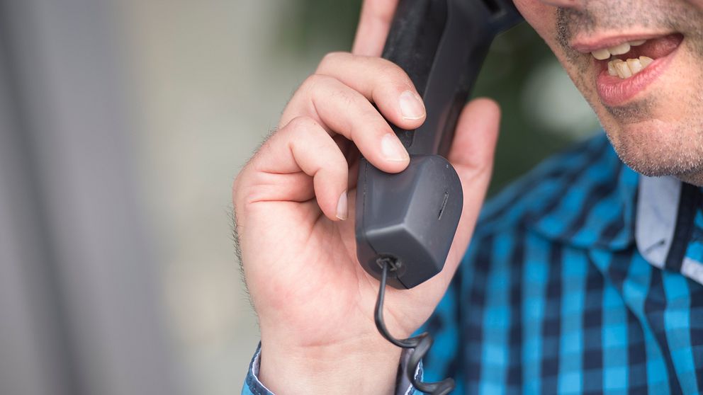 man pratar i telefon