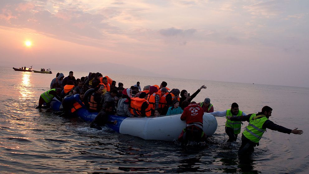 Volontärer hjälper flyktingar i land på den grekiska ön Lesbos.