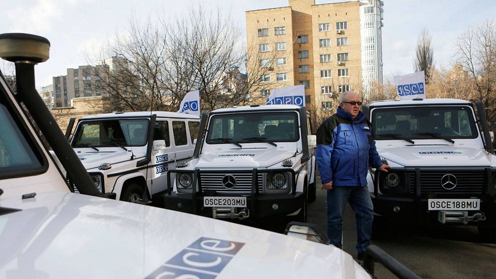 En OSSE-medarbetare i Ukrainas huvudstad Kiev. Arkivbild.