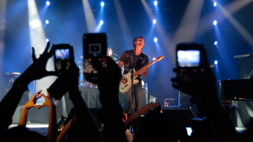 Mobiltelefonerna gör sin grej under en konsert med James Blunt i Libanon.