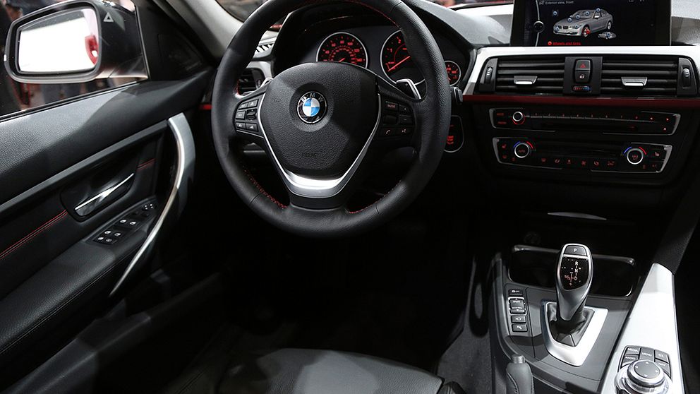 Ratt och instrumentpanel i en BMW.