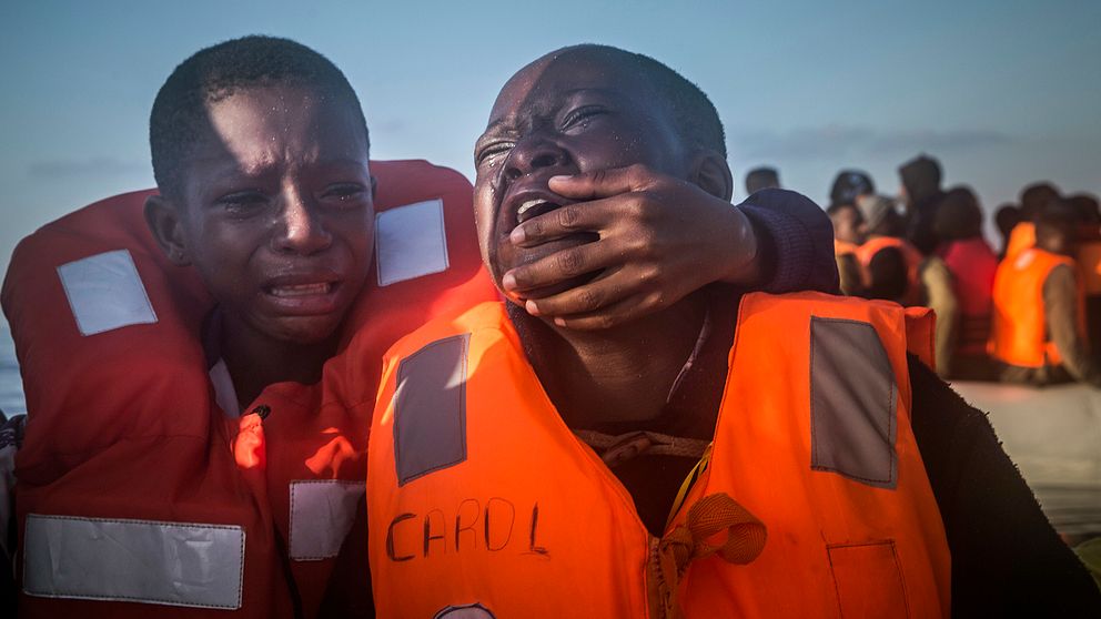 Flyktingtragedin på Medelhavet hamnar i skuggan av andra nyheter.