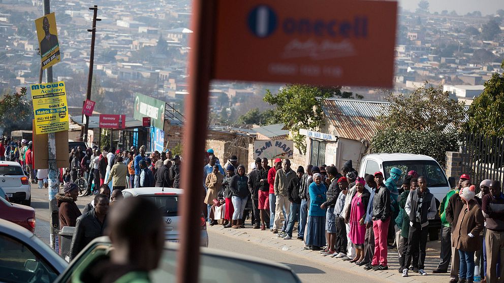 Lång kö av väljare i ett valdistrikt utanför Johannesburg, Sydafrika.